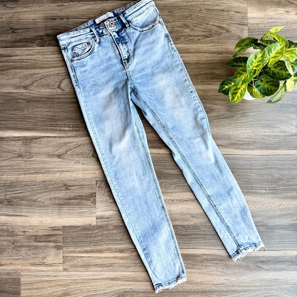 STRADIVARIUS Regular High Waist Jeans Distressed Acid Wash 5-pocket Size USA 6 - Picture 3 of 12